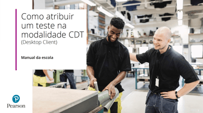 #PraCegoVer Imagem de capa do Manual Completo sobre o CDT (Client Desktop) para realização do Teste Versant de forma Offline. A imagem contém o link para acesso ao Manual PDF, ou seja, basta clicar nessa imagem para acessa-lo. Descrição da imagem de capa: Dois jovens adultos sorridentes, sendo um negro e um branco trabalhando em uma fabrica. Ambos estão vestindo camisa social preta e calça jeans. No canto inferior esquerdo tem a marca Pearson e no canto superior esquerdo os dizeres do primeiro slide do PDF "Como atribuir um teste na modalidade CDT - Client desktop - Manual da escola